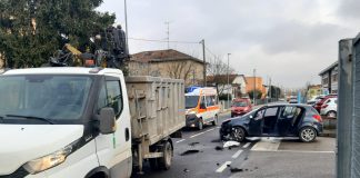 Moglia, auto si scontra con il camion dei rifiuti: intera famiglia all’ospedale