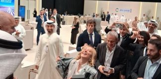 Siparietto Rama-Meloni, premier albanese si inginocchia e le regala un foulard