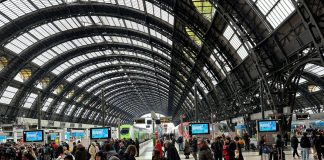 Treni fermi a Milano, i passeggeri: “In attesa da ore, sembra un inferno”