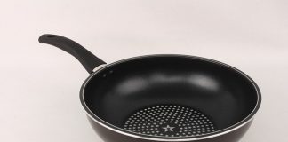 Prende la moglie a padellate: 52enne finisce in carcere