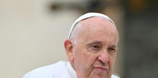 Papa Francesco: “Non andate dalla strega a farvi leggere la mano”