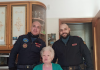 Capodanno, anziana sola chiama poliziotti che le fanno compagnia