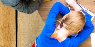 Torino, 13enne dorme in classe: “Di notte papà vuole uccidere mamma”