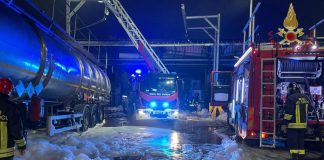 Milano, incendio in azienda solventi a Rho: tre operai feriti