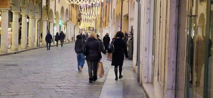 saldi gente vetrine borse shopping (5)
