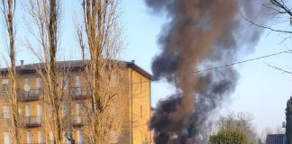 Sermide, auto parcheggiata esplode e viene avvolta dalle fiamme