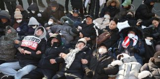 Sudcorea, migliaia in piazza per Yoon: sospeso mandato d’arresto