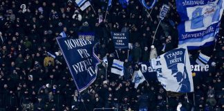 Napoli, festa all’aeroporto dopo la vittoria di Bergamo. E i tifosi pungono Kvara