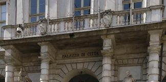 Torino, consigliere comunale a colleghe: “Tornate a fare le casalinghe”