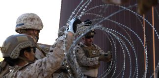 Usa, 1.200 migranti arrestati in un giorno. Trump: “In catene assassini e signori droga”
