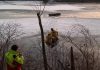 Cade nel lago ghiacciato per soccorrere il cane: salvati dai vigili del fuoco – Video