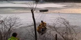 Cade nel lago ghiacciato per soccorrere il cane: salvati dai vigili del fuoco – Video