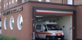 Semina il panico in Pronto Soccorso azionando l’estintore contro pazienti, medici e infermieri
