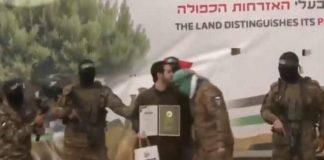 Israele, uno degli ostaggi rilasciati oggi bacia sulla testa i miliziani di Hamas – Video