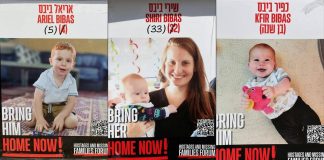 Israele, corteo funebre per i Bibas: folla per l’addio a Shiri, Ariel e Kfir uccisi a Gaza