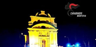 Scappa dai Carabinieri e cerca di ingerire un involucro con la droga: denunciato