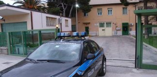 Pescara, protesta in carcere dopo suicidio: detenuti sul tetto e materassi in fiamme