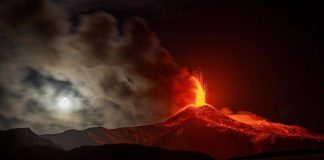 Etna, pericolo esplosioni con neve e lava: vietato scalare il vulcano