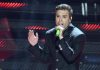 Sanremo 2025, Fedez canta ‘Battito’: occhi neri, mani sudate e tanta emozione