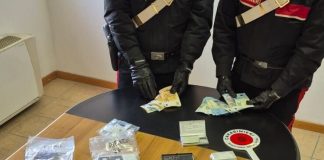 Rapinano gli spacciatori che gli stavano vendendo 1 kg di hashish: denunciati