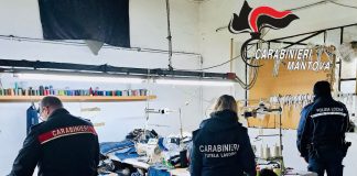 Blitz dei carabinieri in tre laboratori tessili di Viadana, denunciati i titolari