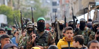 Gaza, sfida a Netanyahu sul palco di Hamas per il rilascio dei tre ostaggi