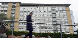 Papa, notte serena al Gemelli: “Si è alzato e ha fatto colazione in poltrona”