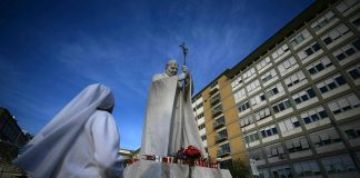 Papa, Vaticano: “Notte trascorsa bene, stamani si è alzato e ha fatto colazione”