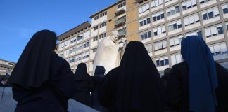 Papa, Vaticano: “Lieve miglioramento nella criticità ma la prognosi non è sciolta”