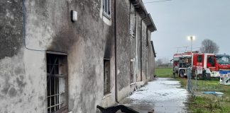 Incendio in un casolare nelle campagne di Volta Mantovana: danni ingenti