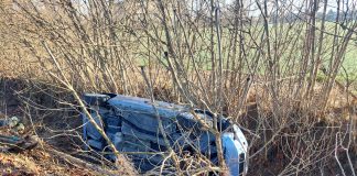 Porto, 61enne esce di strada e finisce nel fosso con l’auto