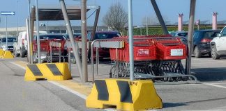 Suzzara, proteste per i jersey in cemento nei parcheggi del centro commerciale