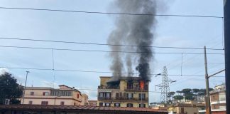 Roma, incendio in appartamento a Labaro: fiamme all’ultimo piano di una palazzina
