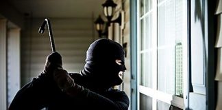 A tu per tu con i ladri, scia di furti nelle case. I cittadini esasperati chiedono più controlli ladri, abitazioni