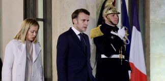 Meloni al vertice di Parigi sull’Ucraina: invio truppe Ue “ipotesi complessa e meno efficace”