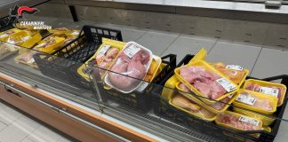 Prodotti scaduti e carne non tracciata: multa e reparti chiusi per supermercato di Castel d’Ario