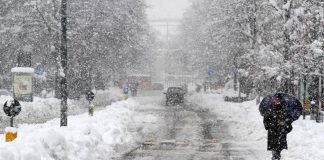 Meteo oggi con neve in collina e freddi venti di burrasca, più sole da domenica