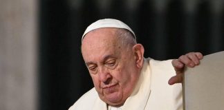 Papa Francesco, Vaticano: “Notte è trascorsa bene, sta riposando”