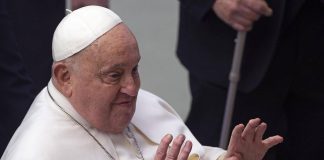 Papa Francesco ricoverato: “Ho ancora bisogno di cure per la mia bronchite”