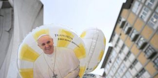 Papa Francesco, le condizioni: “Notte tranquilla per il Pontefice, sta riposando”