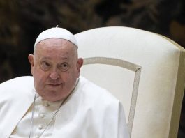 Papa Francesco, dal ginocchio all’operazione all’addome: tutti i problemi di salute