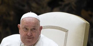 Papa Francesco, dal ginocchio all’operazione all’addome: tutti i problemi di salute