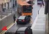 Vigili investiti a Parma, l’autista che ha bloccato col bus l’aggressore: “Era senza scrupoli”