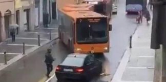 Vigili investiti a Parma, l’autista che ha bloccato col bus l’aggressore: “Era senza scrupoli”