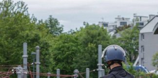 Francia, armato di coltelli si scaglia contro agenti: ucciso