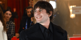 Sanremo 2025, Rkomi chi è: l’assenza del papà, il flirt con Paola Di Benedetto e il nome d’arte