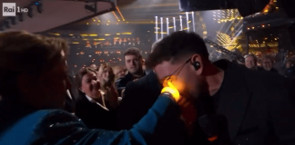 Sanremo 2025, Rocco Hunt canta per la mamma e commuove l’Ariston