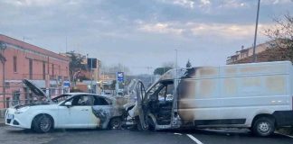 Roma, maxi rapina da Commercity: furgoni incendiati e chiodi sulla strada per fuggire