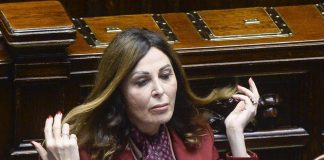 Santanchè si difende in Aula: “No a ergastolo mediatico”, e apre alle dimissioni