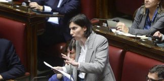Santanchè, Schlein all’attacco di Meloni: “Scappa ancora, fa finta di non conoscerla”
